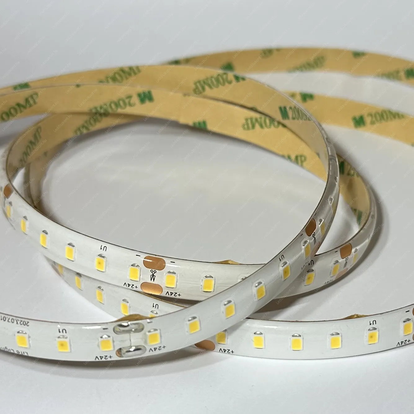 Led szalag 24V 120 Led/m, 10W, 880 Lumen, 2700K meleg fehér, 10mm, IP65 vízálló. Profiknak Marathone, 15 méter is betáplálható egy oldalról! Life Light Led 2 év garancia! Led szalag LLSZ24VIP652835120LMAR2700 2 év gar.