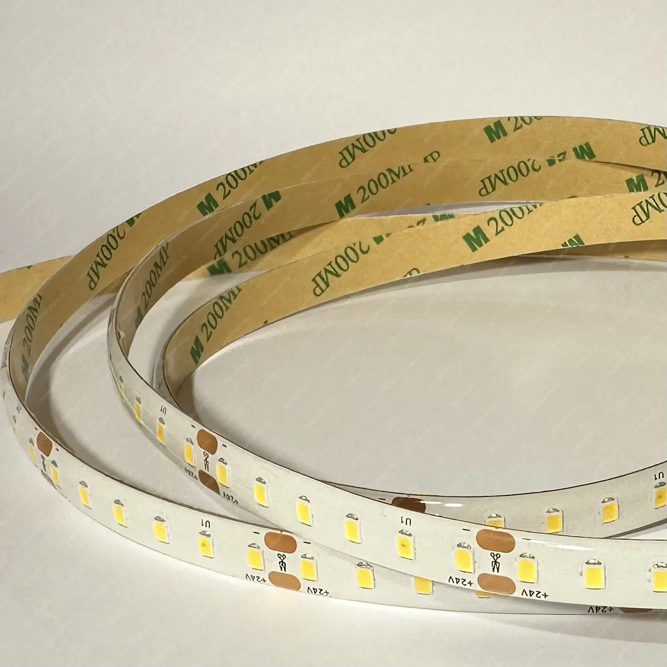 Led szalag 24V 60 Led/m, 5W, 500 Lumen, 2700K meleg fehér, 8mm. IP65 vízálló. Profiknak Marathone, 20 méter is betáplálható egy oldalról! Life Light Led 2 év garancia! Led szalag LLSZ24VIP65283560LMAR2700K 2 év gar.