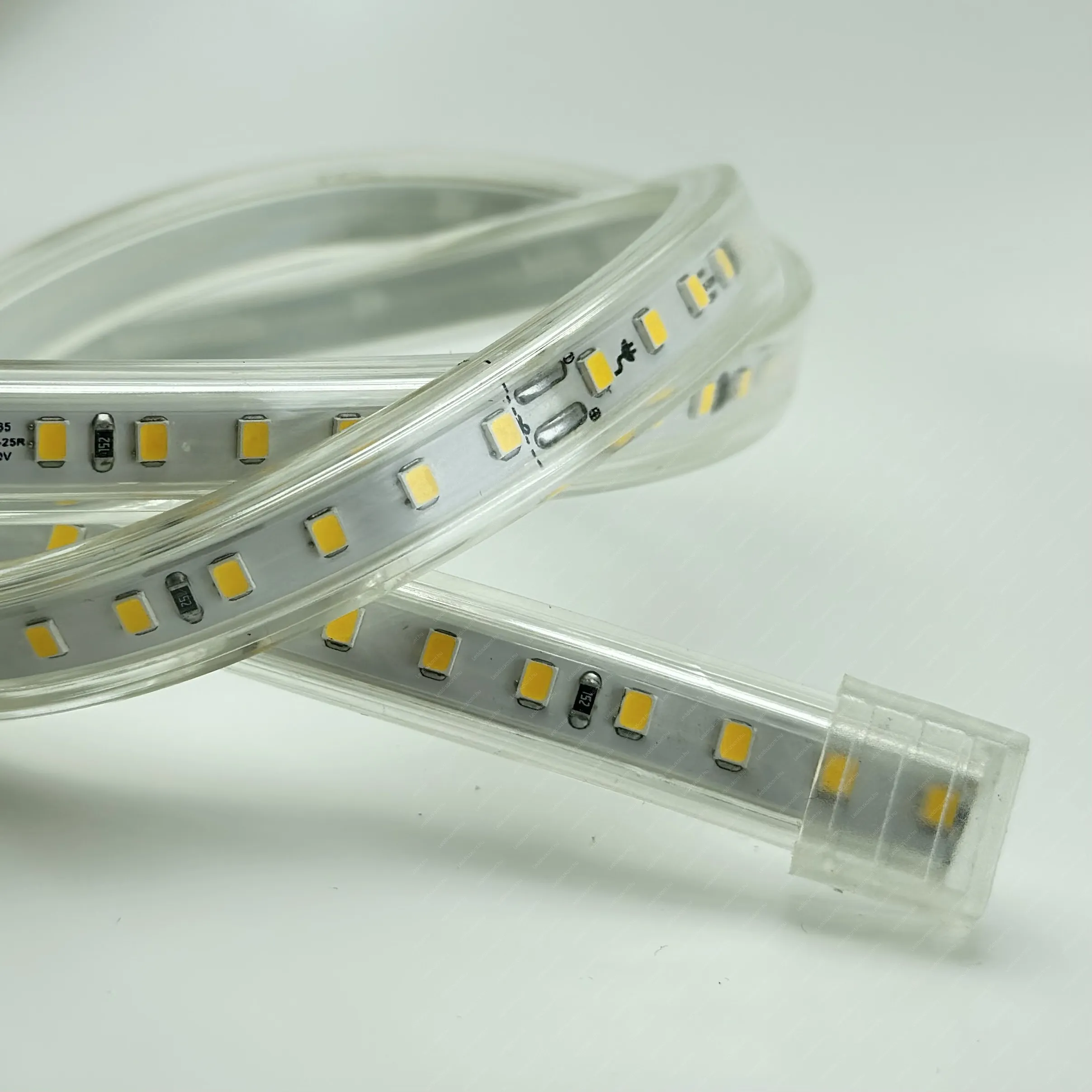 230V Led szalag 120 Led/m, 10W, 850 lumen, 20 centinkként vágható! 2700 kelvin, meleg fehér, IP65, vízálló. Egy oldalról 50 méter táplálható be! Life Light Led 2 év garancia! Led szalag 230V LLSZIP65V120L230V20CM2700K 2 év gar.