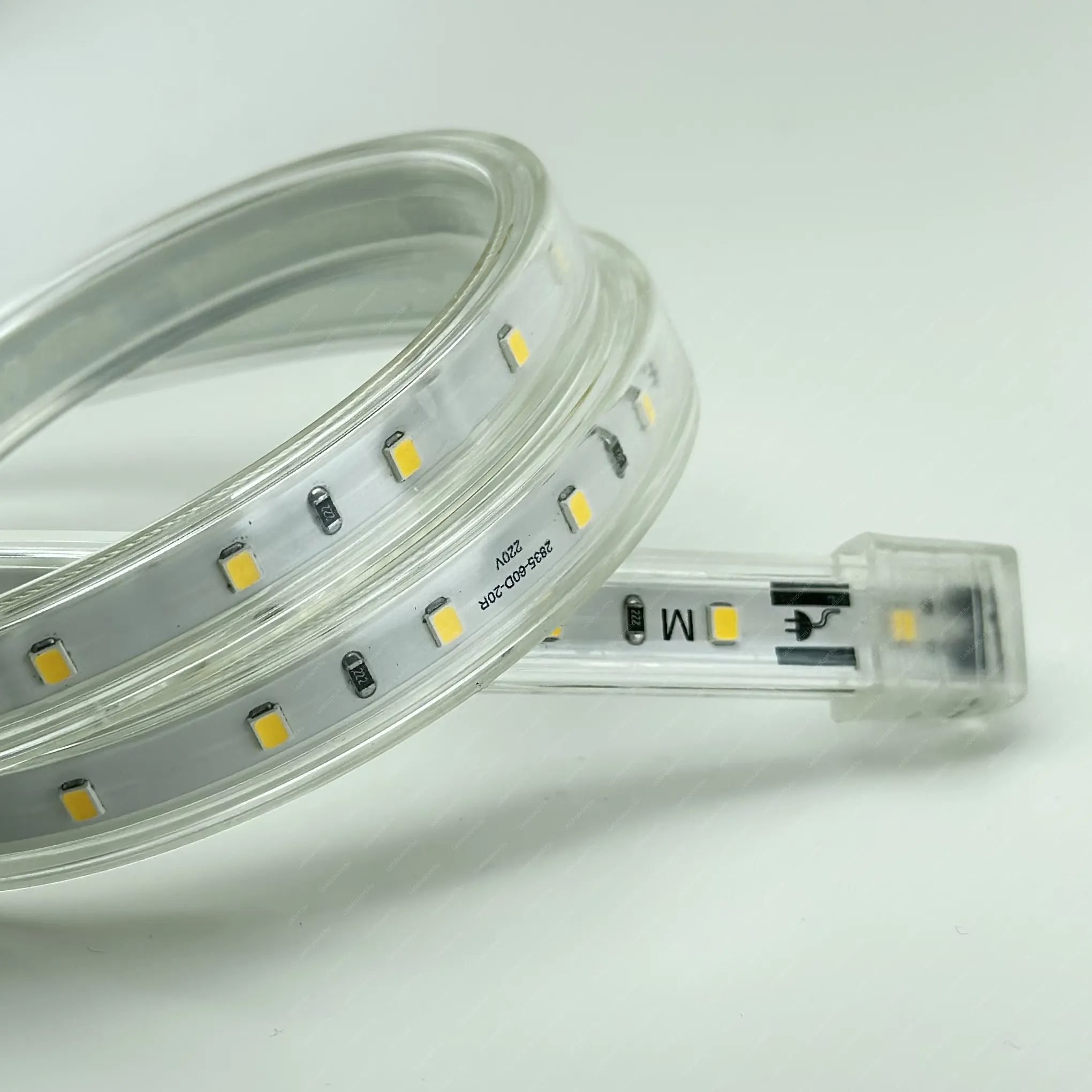 230V Led szalag 60 Led/m, 7W, 800 lumen, 20 centinkként vágható! 3900 kelvin, közép fehér, IP65, vízálló. Egy oldalról 50 méter táplálható be! Life Light Led 2 év garancia! Led szalag 230V LLSZIP65V60L230V20CM4000K 2 év gar.